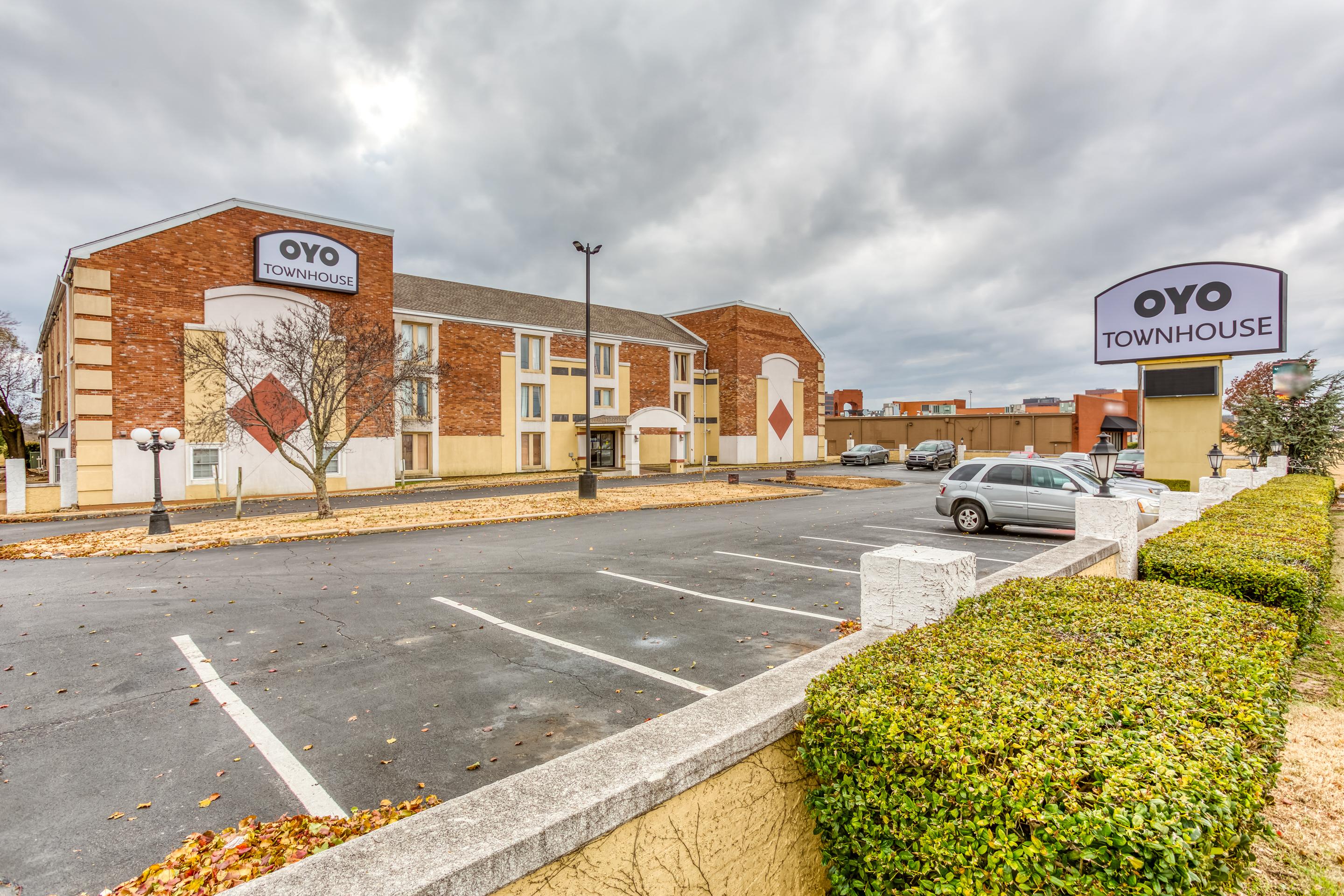 Oyo Townhouse Tulsa Woodland Hills Hotel Exterior photo