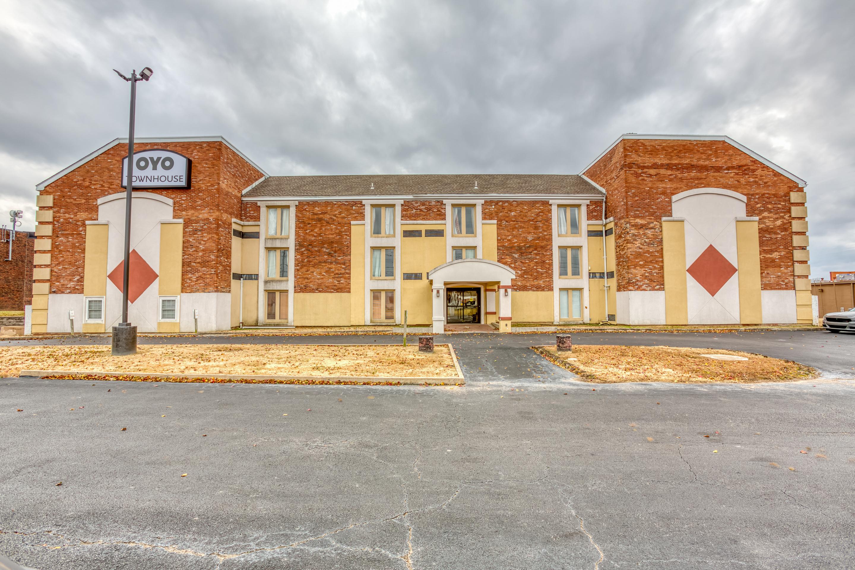 Oyo Townhouse Tulsa Woodland Hills Hotel Exterior photo